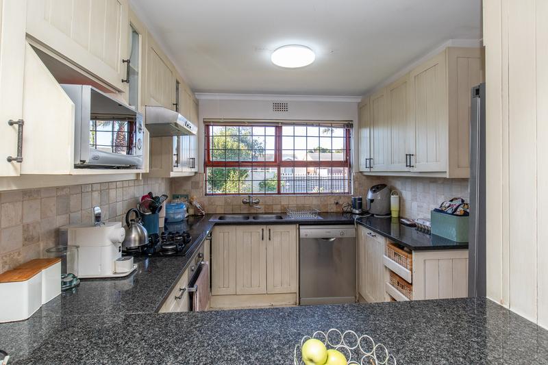 To Let 3 Bedroom Property for Rent in Lakeside Western Cape
